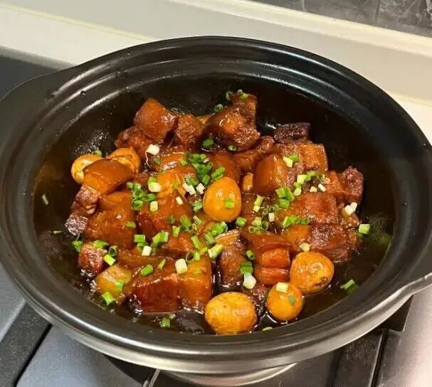 最近这道五花肉的做法火了，不炒不油炸，砂锅里一炖，好吃不油腻 ...