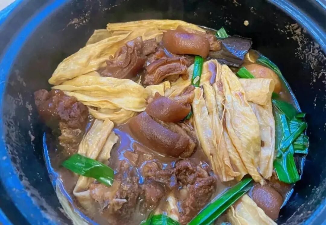 腐竹羊腩煲，酱香浓郁、软嫩入味，暖心又暖胃