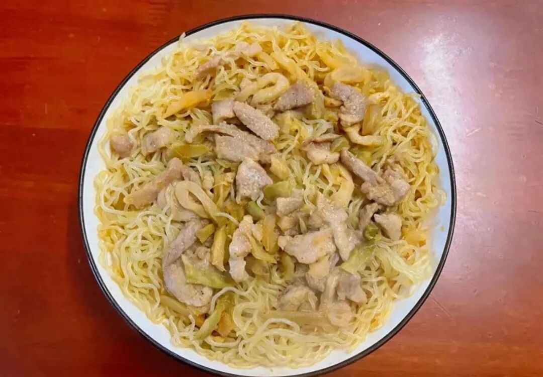 榨菜肉丝蒸米粉，鲜嫩爽脆、口感丰富，早餐必备