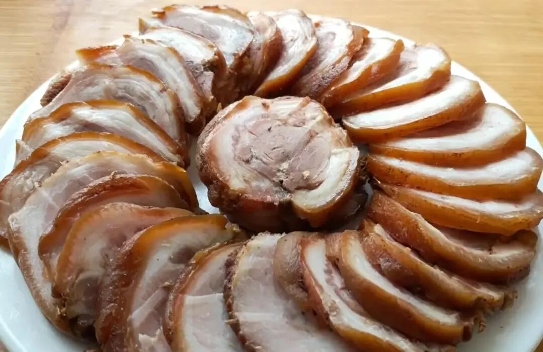 酱肘子最好吃做法，一腌一泡，风味绝佳，过年时给家人朋友露一手 ... ...