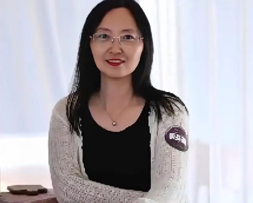 全网寻找的“围巾擦地女乘客”找到了！苏州地铁：已联系，正约时间送礼物 ... ... ...