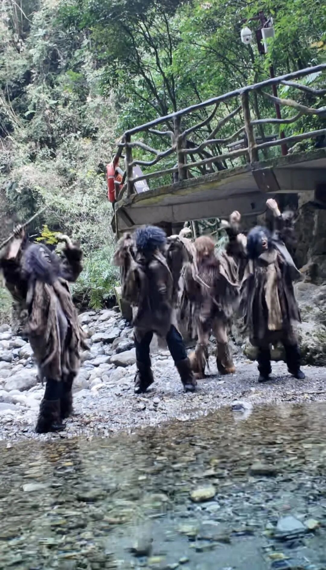 一景区急招“野人”火出圈！日薪200元、朝九晚五，上班只能“嗷嗷”，要会烤苞谷、红  ...