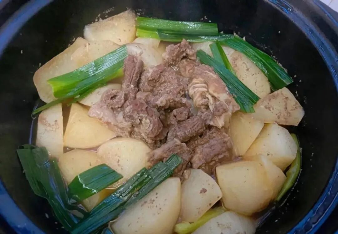 萝卜焖牛腩，软嫩多汁，香嫩解馋、美味下饭