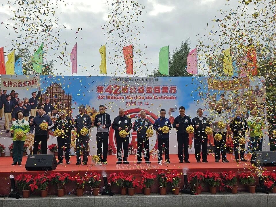 第42届公益金百万行今日起步约40,000人参与筹得1,700余万元善款澳门日报读者公益基金会主办的第42届公益金百万行，今日上午举行，起步点依旧定于孙逸仙大马路观音莲花苑旁，今届约有4万人参与，各界慈善队伍有序进场 ...