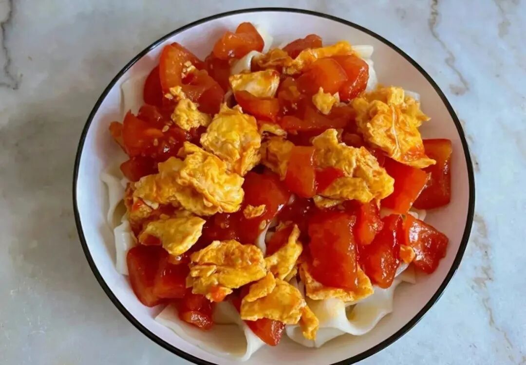 番茄鸡蛋打卤面，劲道可口、酸甜开胃，真香