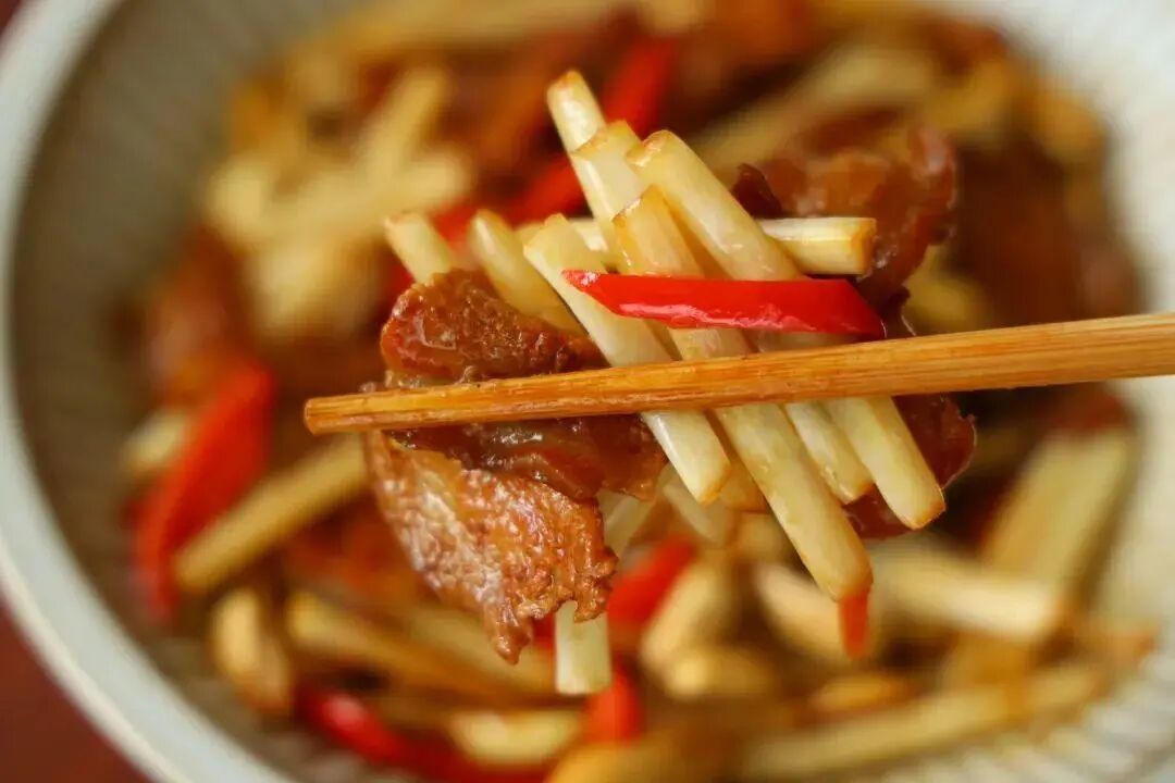 12月这菜有点贵，跟五花肉爆炒，脆嫩爽口药食兼备