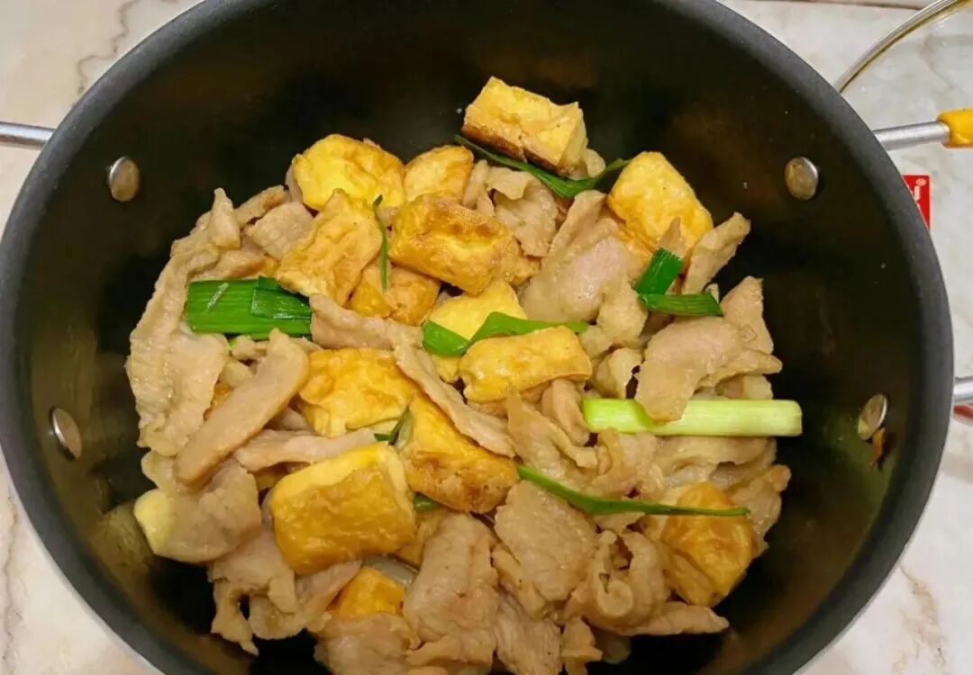 豆腐焖肉，香嫩入味、嫩滑鲜香，好吃下饭