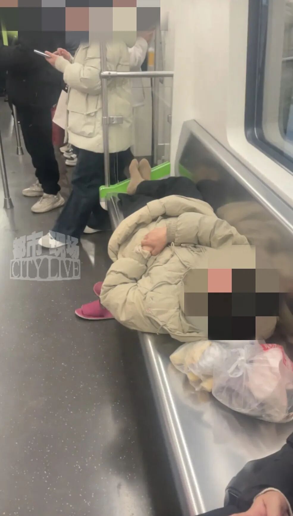 女子在地铁上脱鞋横躺座椅，一个人占了四个座位！地铁客服回应→ ... ...