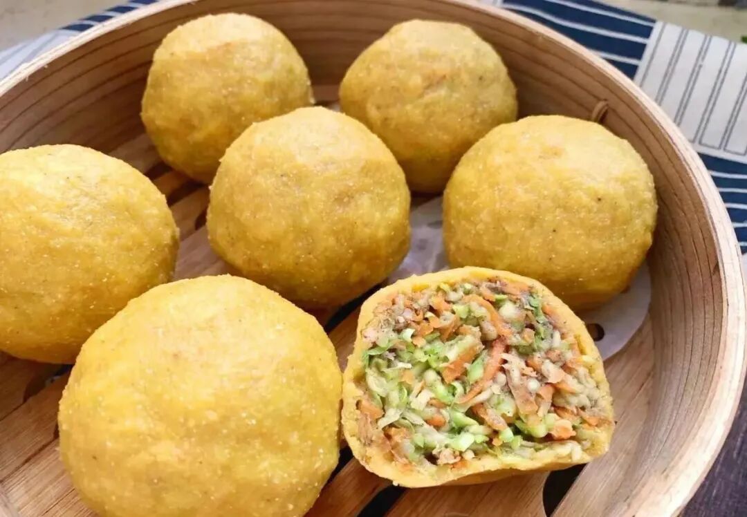 玉米面菜团子不加一滴油，鲜香解馋，腰围悄悄降