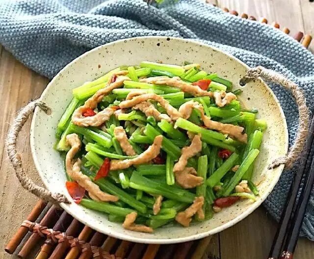 猪肉这样和素菜搭配，营养均衡，既美味还不易发胖，女人要常吃 ... ...