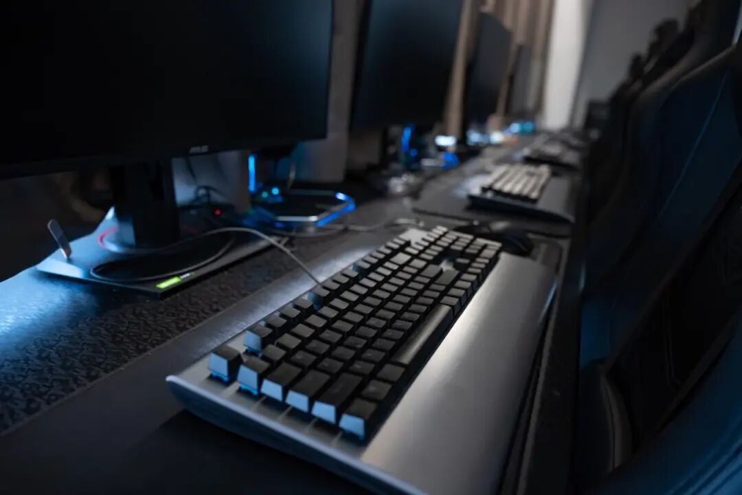 男子通宵包夜打英雄联盟，清晨在卫生间门口倒地猝死，家属起诉电竞馆及老板索赔157万  ...