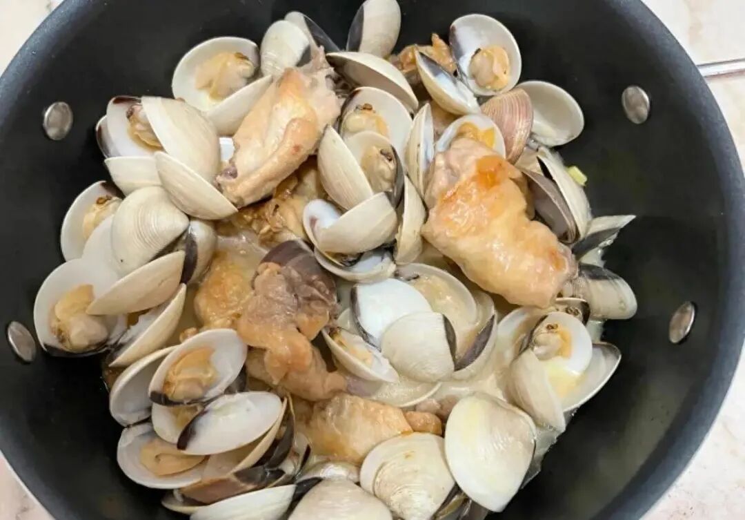 白贝鲜鸡煲，鸡肉香、白贝鲜，真是鲜味十足