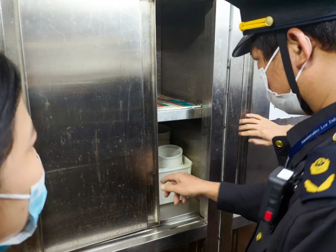 食材过期，现场销毁！突查天与地、沪上阿姨、卡米克