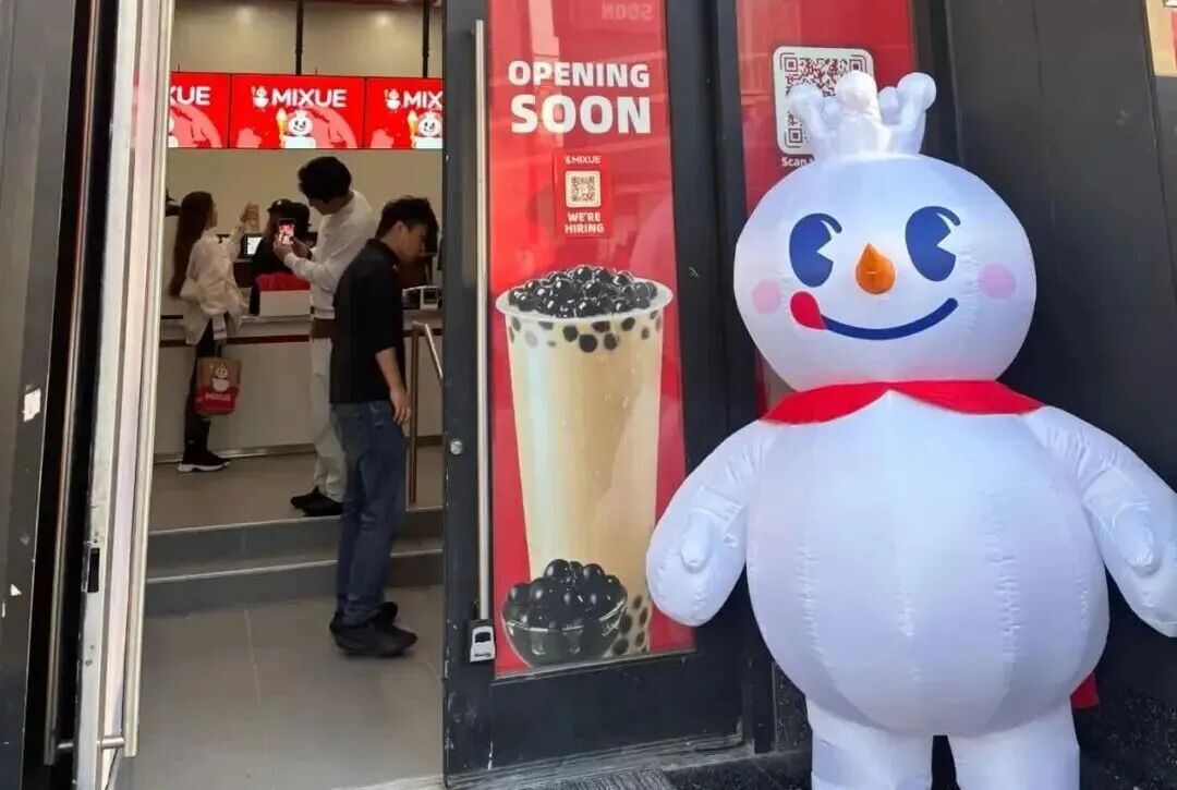 2025.12.17来源 |界面新闻近日，有多名网友在社交平台分享在美国好莱坞看到了“雪王”，有网友分享其在洛杉矶蜜雪冰城门店购买打卡的体验。图片来自网友发布的蜜雪冰城洛杉矶店打卡视频截图据网友们在社交平台分享的 ...