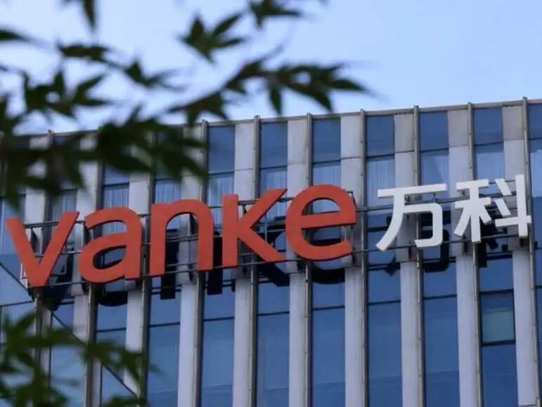 2025.12.17经过一轮博弈后，万科对已到期的20亿中票又推出了新的展期方案。12月17日，上清所披露了位22万科MTN004第二次持有人会议的议案概要，不仅在中票利息支付和增信承诺等方面有所改变，还提出了延长宽限期的新 ...