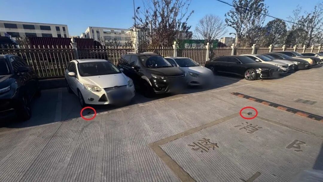 女子倒车时天上“飞”下来一把菜刀和剪刀，“人都吓傻了，这要是砸在身上，命都没了！ ...