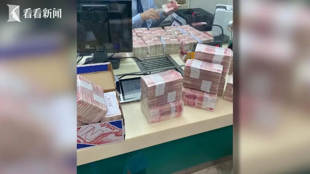罕见！上海阿姨每天躺在100万现金上睡觉，家中成箱的现金...藏着什么秘密？ ... ...