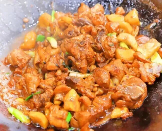 冬天，板栗鸡这样吃才不“浪费”！大厨教你板栗2分钟去壳绝招 ... ...