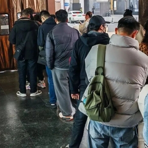 太疯狂，集体飙涨！有人拖行李箱抢，“下午刚买的，还没发货就赚了……” ... ... ...