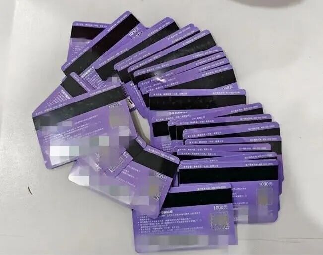浙江男子狂买40张购物卡！超市员工转身就报警