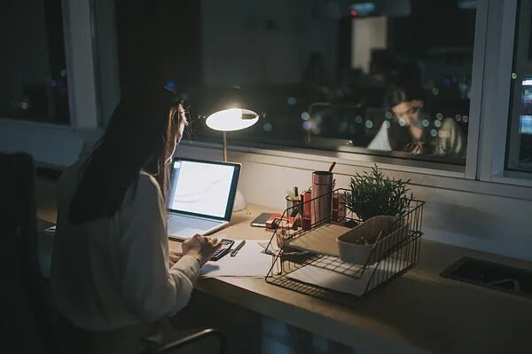 吓人！26岁女子加班时突然想吐，直接进了抢救室！年底这个“小问题”；千万别忽 ... ...