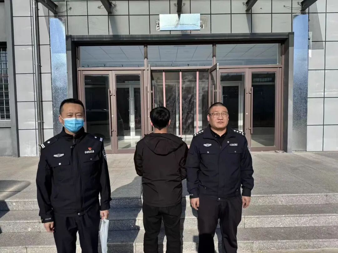 男子报警举报自己“无证驾驶”，原因是“压力太大，想进去待几天”，交警提醒→ ... ...