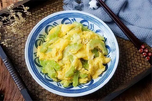 冬天常吃苦瓜好处多，教你一招苦瓜不苦的方法，从此把苦瓜吃起来 ... ...