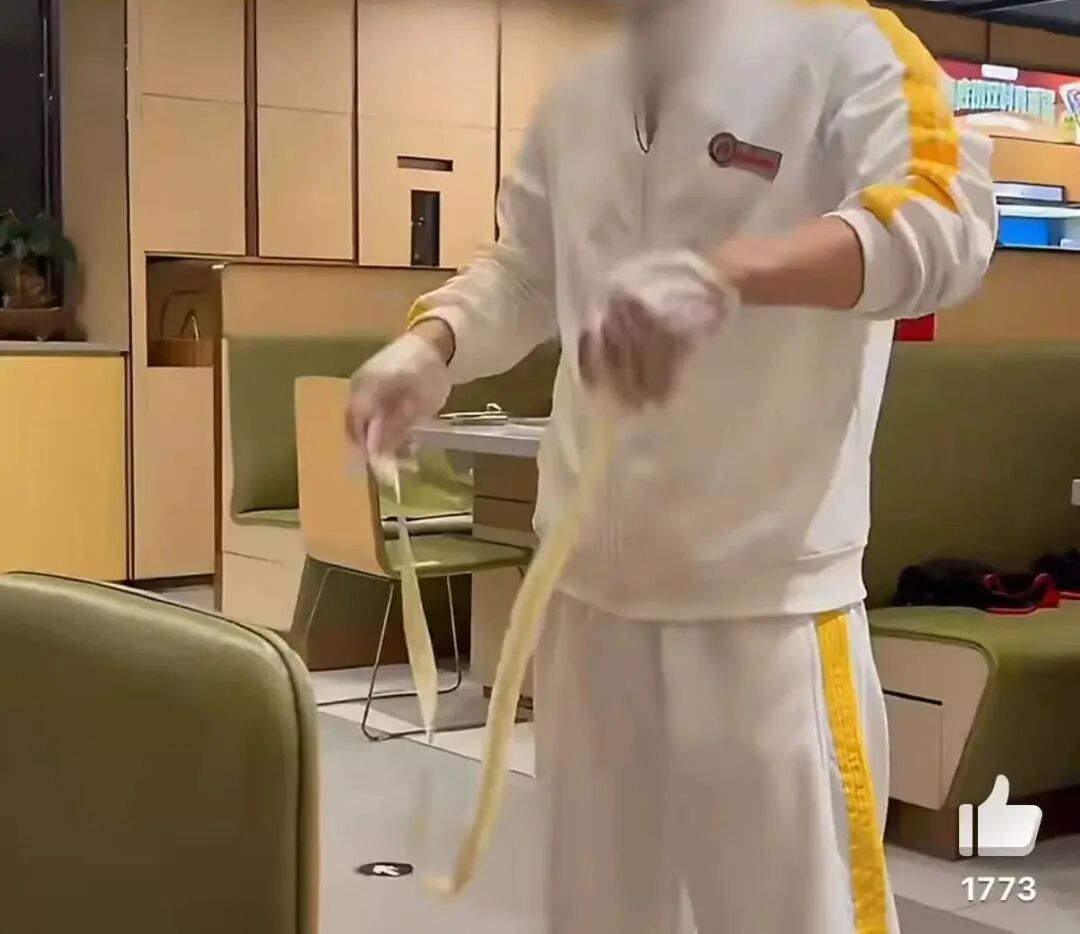 热搜第一！海底捞店员表演甩面，面条多次着地，男子：本不想要赔偿，只是反感事件发酵 ...