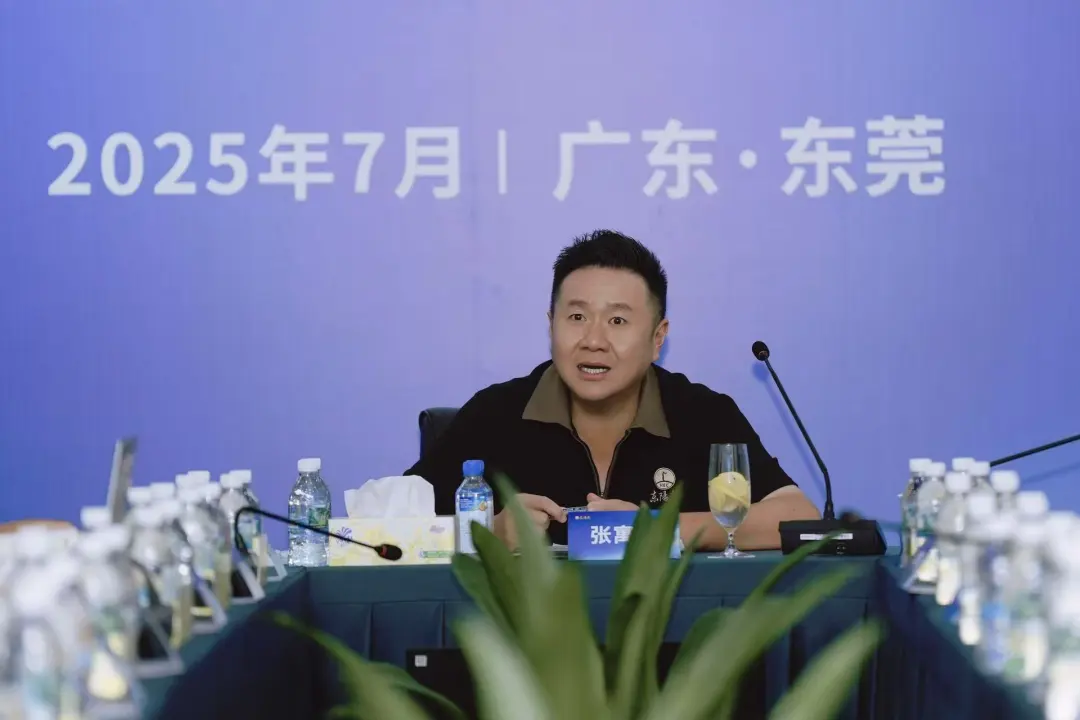 东莞首富母子交接，女富豪因“年事已高”将核心资产全部转给38岁儿子，财富总值400亿  ...