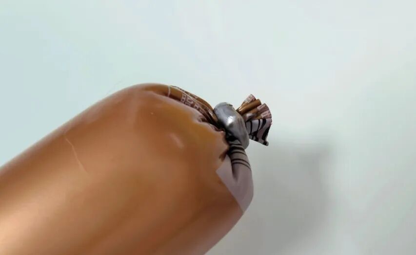 终于学会了火腿肠的正确打开方式！别再用牙咬了