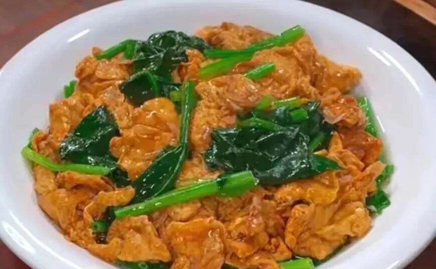 菠菜不要再下锅炒了，教你一招，鲜香可口，香到舔盘子