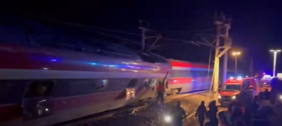 西班牙两列高铁脱轨相撞！已致21人死亡、百余人受伤