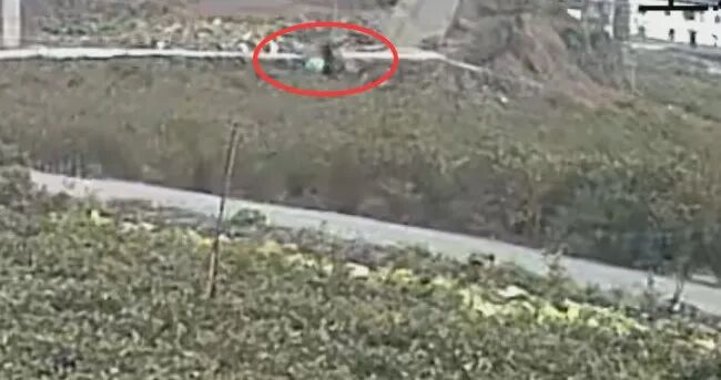 湖北一村干部给困难群众送棉被途中，摔下陡坎，40多名村民自发乘车百公里探望 ... ...