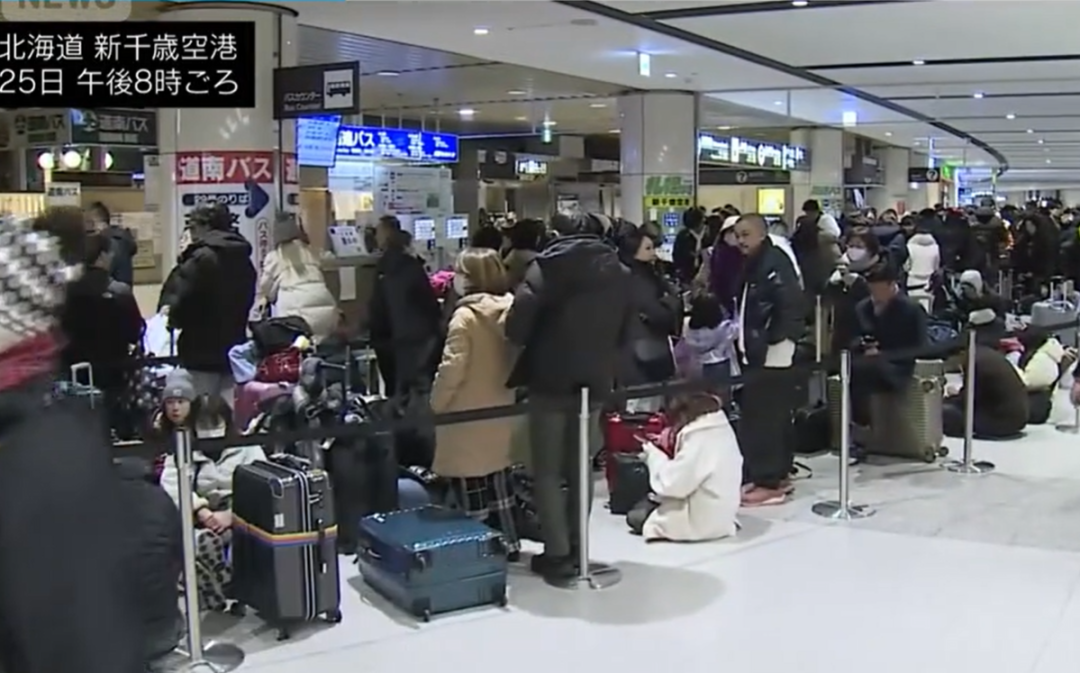 多名中国网友发文称滞留日本，航班大量取消，“简直是灾难”；现场画面：超市货架被拿 ...