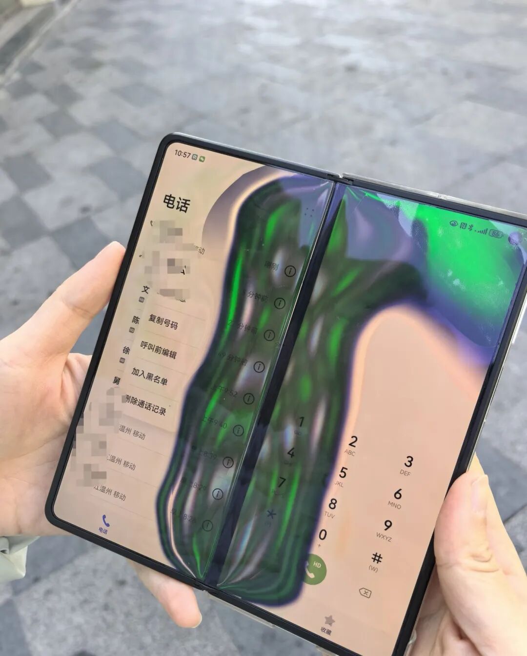 多名网友吐槽折叠屏手机到了东北变“碎碎冰”！官方维修店：低温环境不要折叠，进入室 ...