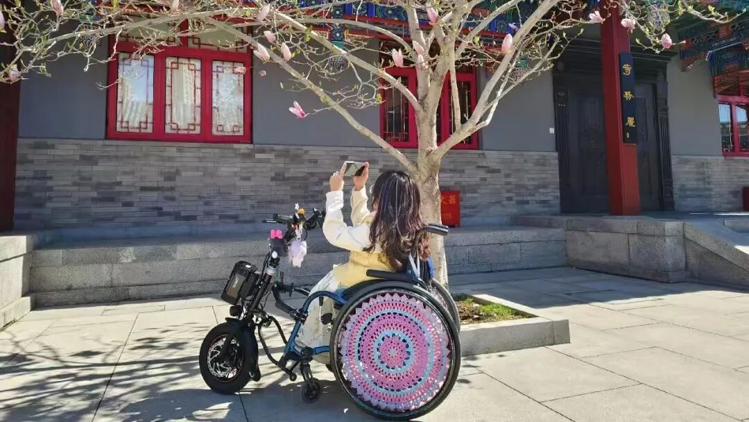 就医被拦、乘车受阻，电动轮椅使用者：花了7年走出家门，现在又被“打”回去 ... ...
