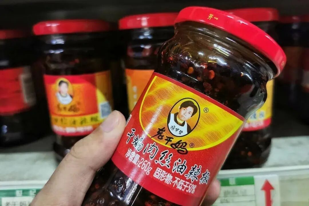 79岁“老干妈”出山救子，狂赚54 亿，但前路不乐观