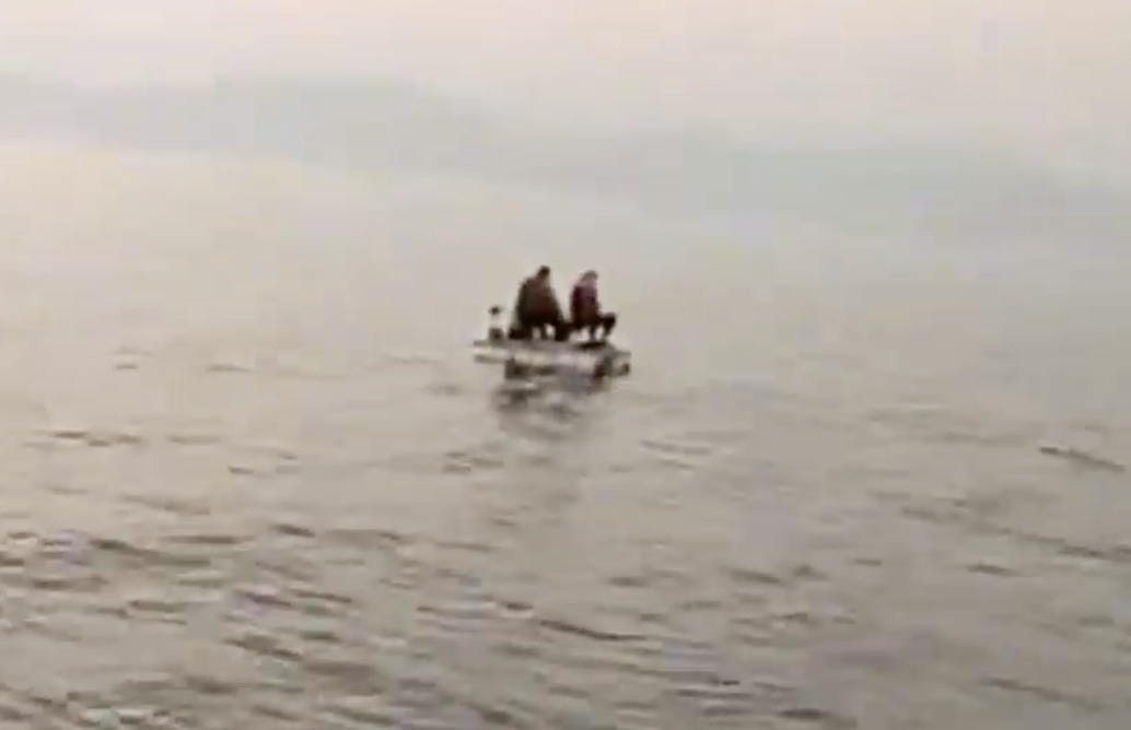 江苏无锡一男子用塑料桶“手搓”小船携子游太湖，被困水面，警方紧急救援；网友：孩子 ...