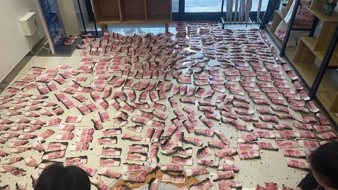 老人近40万现金被大火烧毁，工作人员花半月逐张剥离“残币”兑换出27.32万元 ... ...