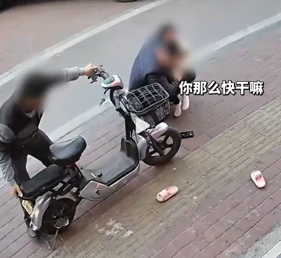 父亲边打电话边带娃，女儿被电动车撞倒，母亲主动退回车主500元赔偿获点赞：“大家赚  ...