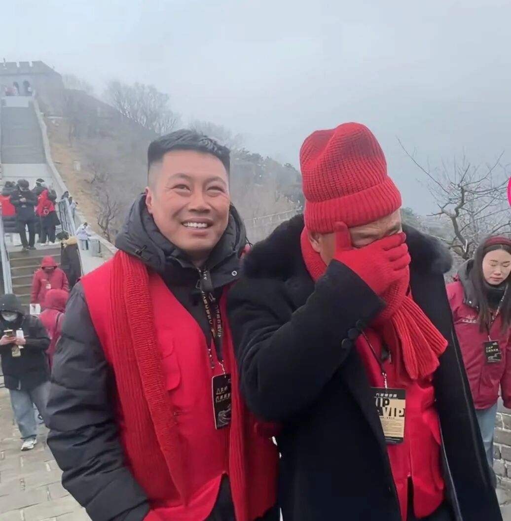 河南“天安门墙绘”创作者带17位村民登上长城，老人们穿着压箱底的衣服激动落泪，称这 ...