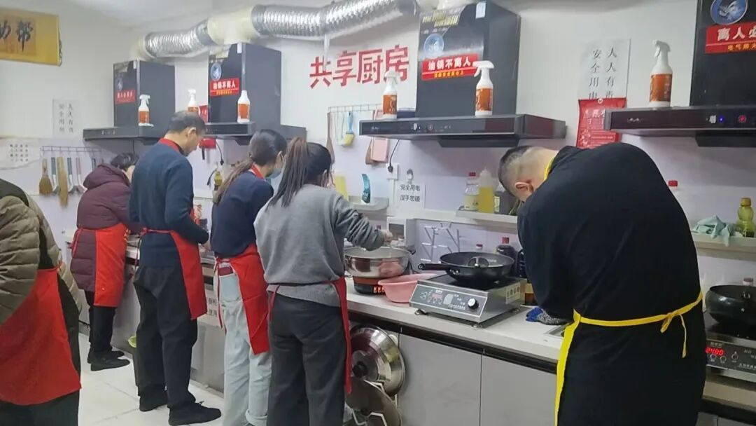 男子在医院附近开设爱心厨房：个人承担每年十万运营成本，因曾在ICU住了45天，出院复  ...