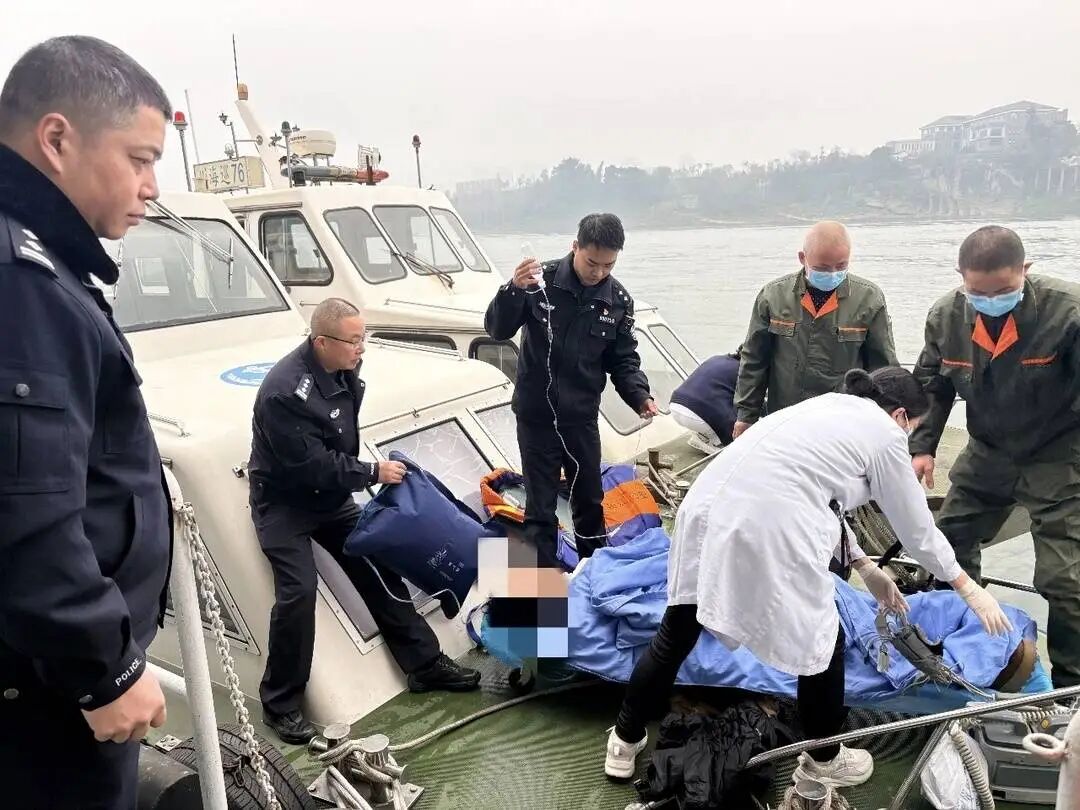 生死救援！坠江女子“神避让”，民警从船舶夹缝里抢回一命 ...