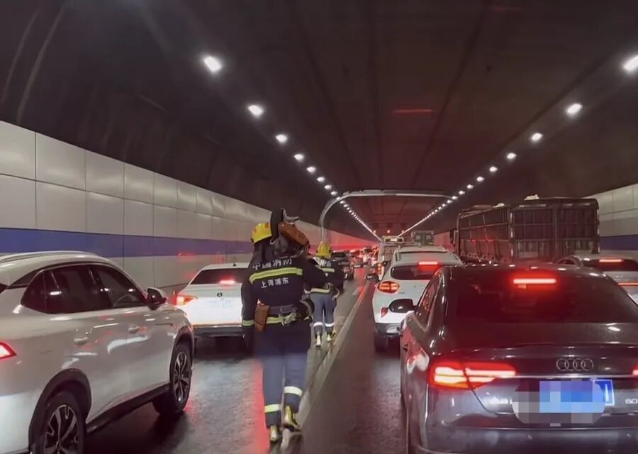 上海警方通报：彭某某（男，46岁）车辆漏油，造成16车打滑相撞！长江隧道事故原因查明 ...