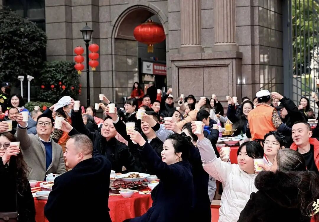 成都一小区摆近700人的坝坝宴！物业：自愿报名，每人26元，一户限3个名额 ...