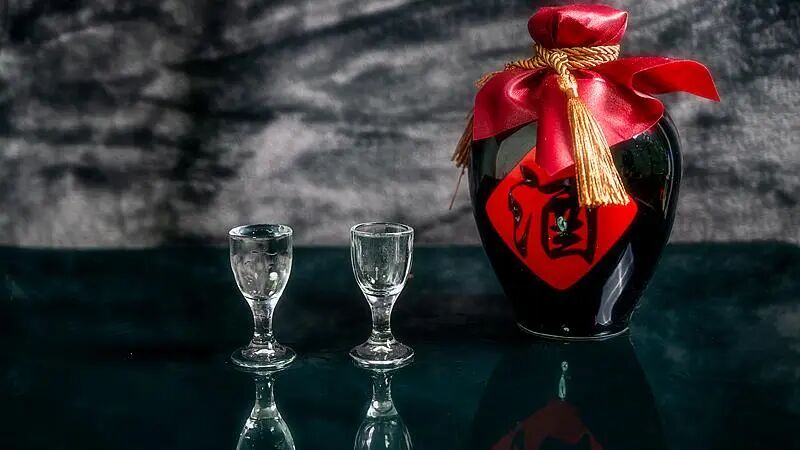 宣称“喝一瓶饮料，十分钟解酒”，商家手持酒精测试仪演示“喝前超标、喝后合格”画面 ...