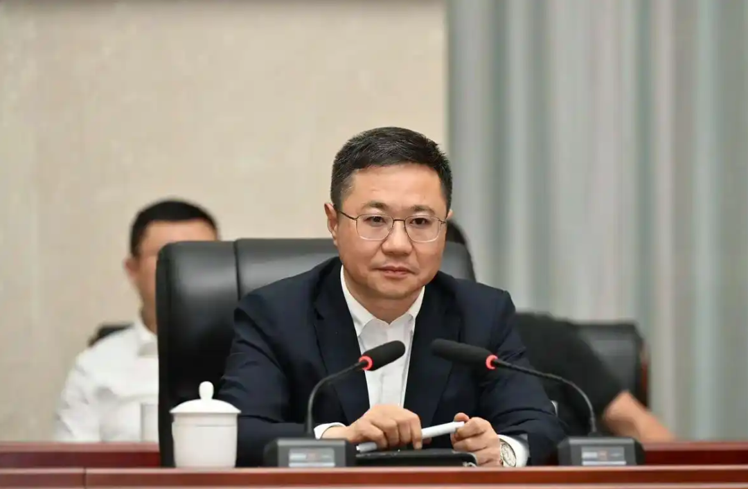 贵州遵义市市长黄伟任上被查，16岁考上大学，几天前在参会