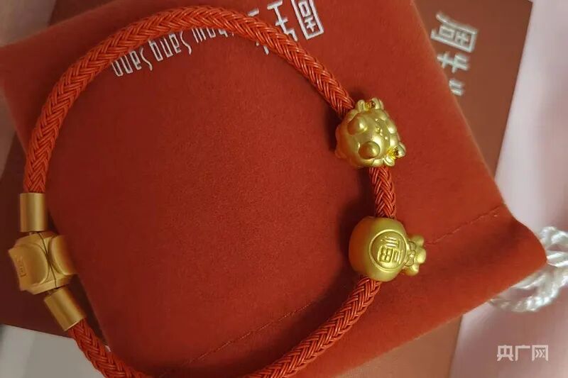 周生生足金挂坠戴一天就被刮花，检测后发现含铁、银、钯