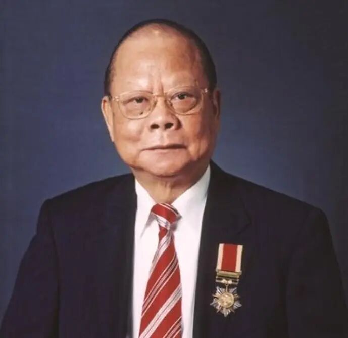 回顾“金利来”创始人：85岁在家乡病逝，25亿财产全部捐给国家 ... ... ...