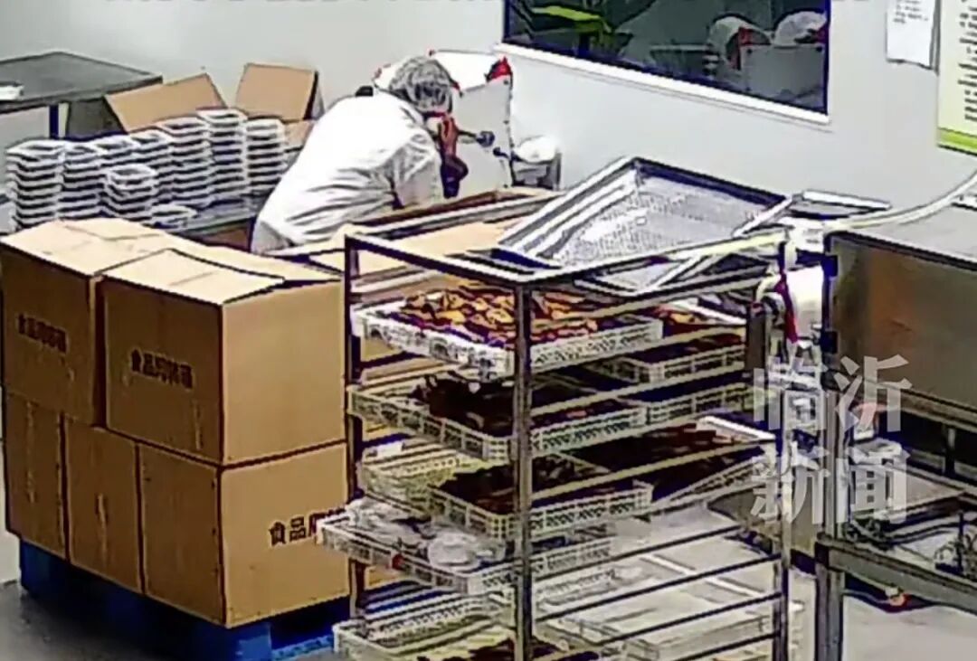 工厂女工临下班发现产品包装有问题，独自一人彻夜返工补救，忙到清晨6点，老板：放假  ...